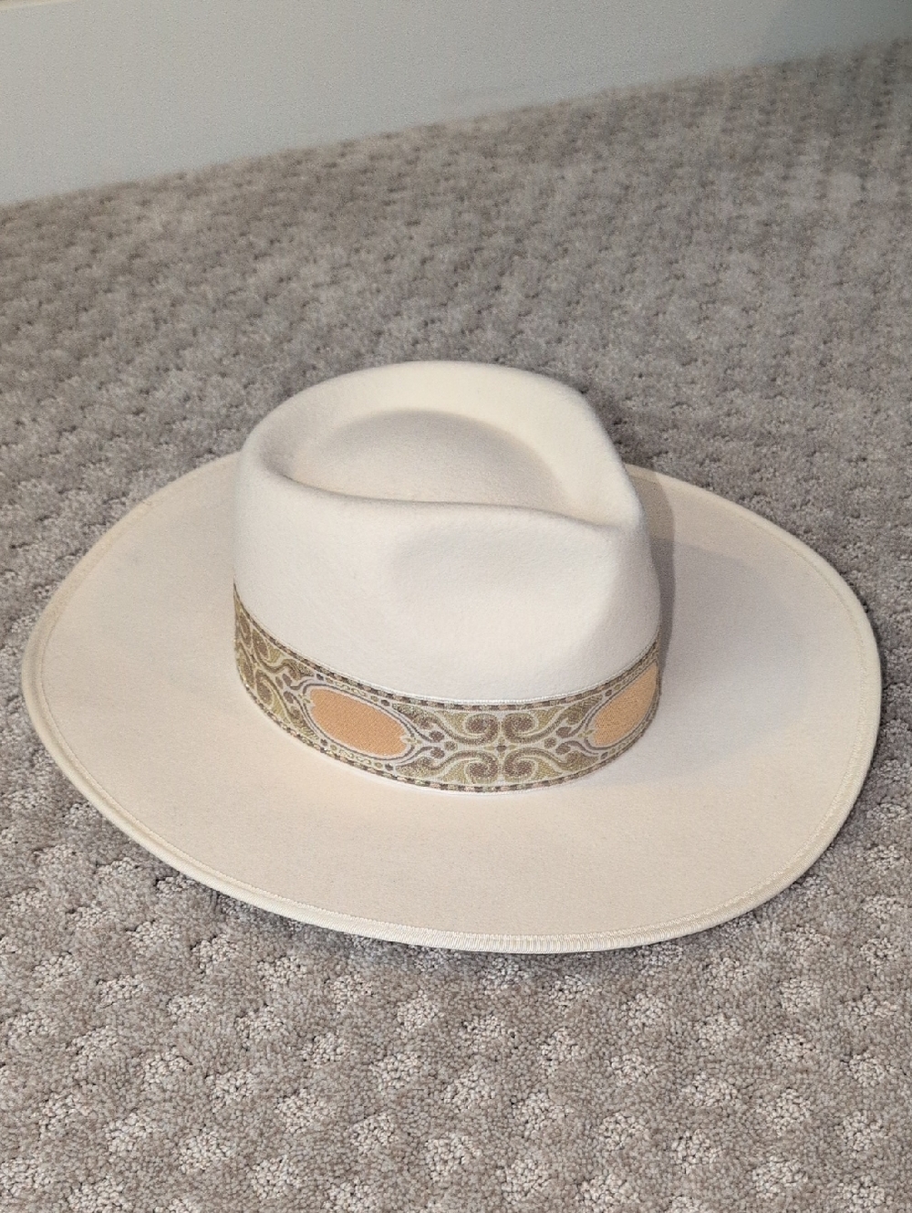 Olive & Pique 100% Wool Cream Colored Western Hat
